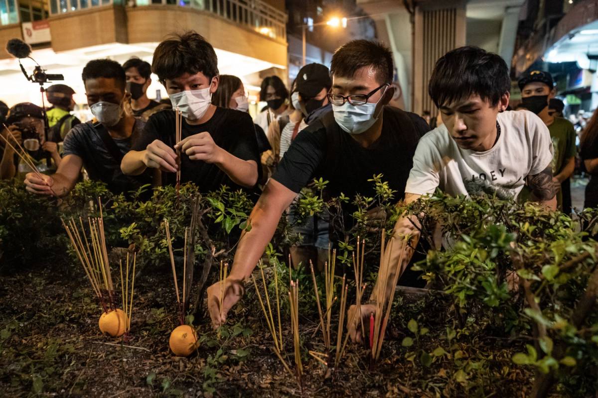 Hong Kong, alta tensione Manifestazione vietata. E la Cina muove i soldati