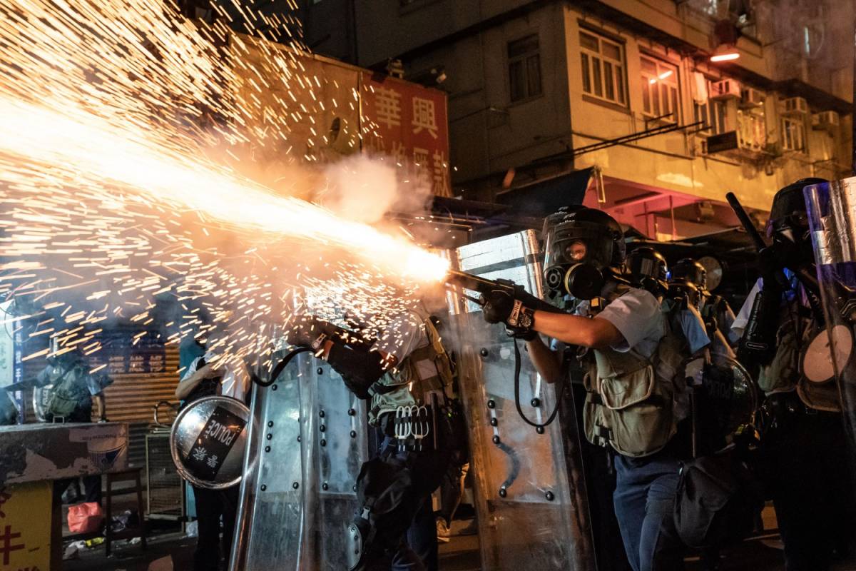 Hong Kong, assalto dei manifestanti alla sede della polizia