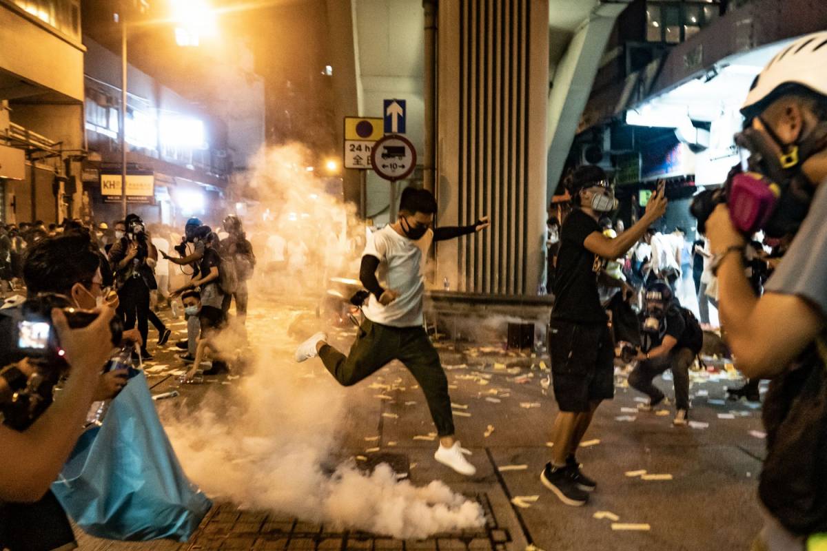 Ancora scontri a Hong Kong: la polizia carica i manifestanti