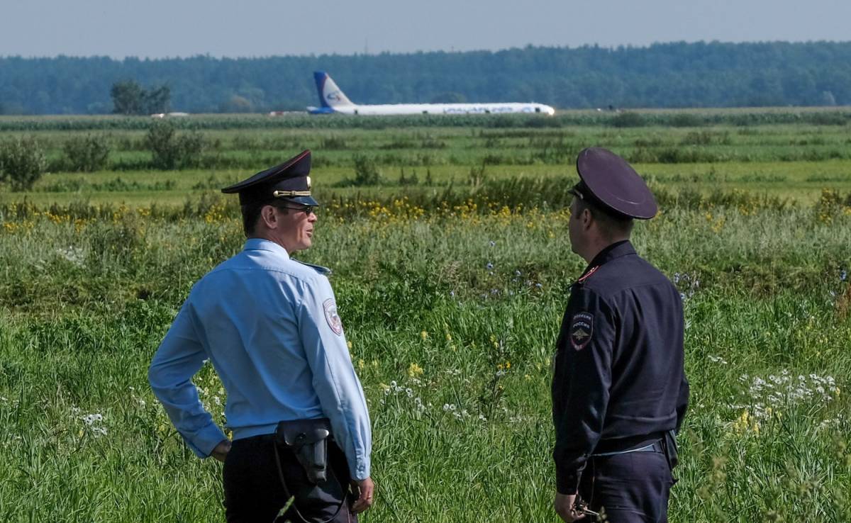 Aereo atterra nel campo: così il pilota russo ha salvato i passeggeri