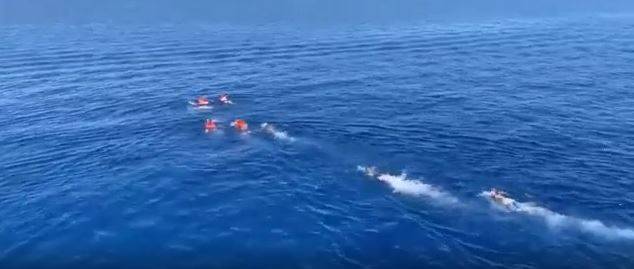 Open Arms, blitz dei migranti A nuoto verso Lampedusa