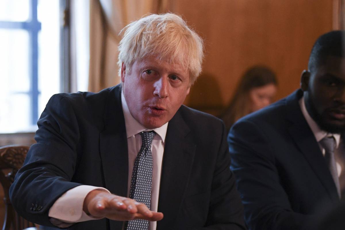 Boris Johnson è senza maggioranza: lascia un membro della Camera