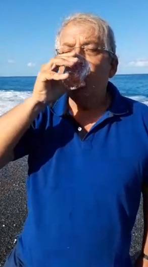 "Il nostro mare è pulito": il sindaco di Diamante beve l'acqua dalla riva