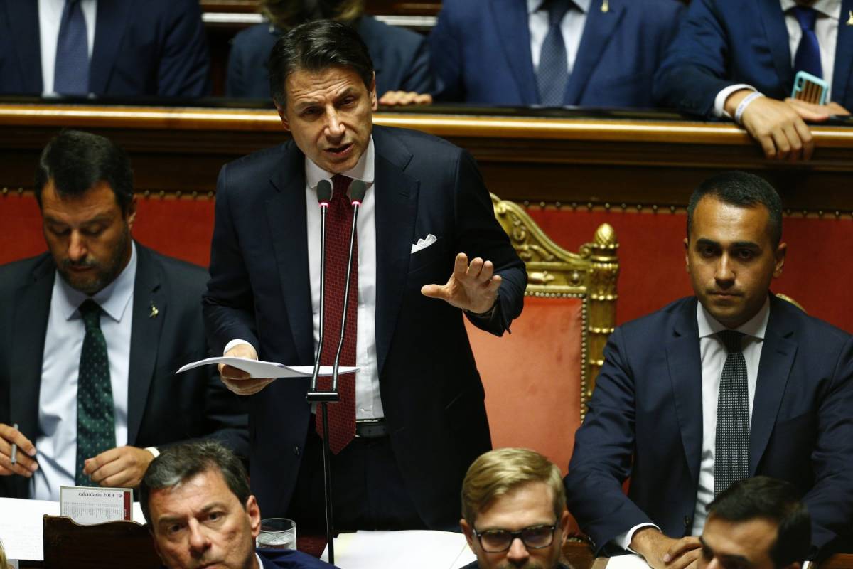 Crisi, Conte in Senato attacca Salvini e rassegna le dimissioni