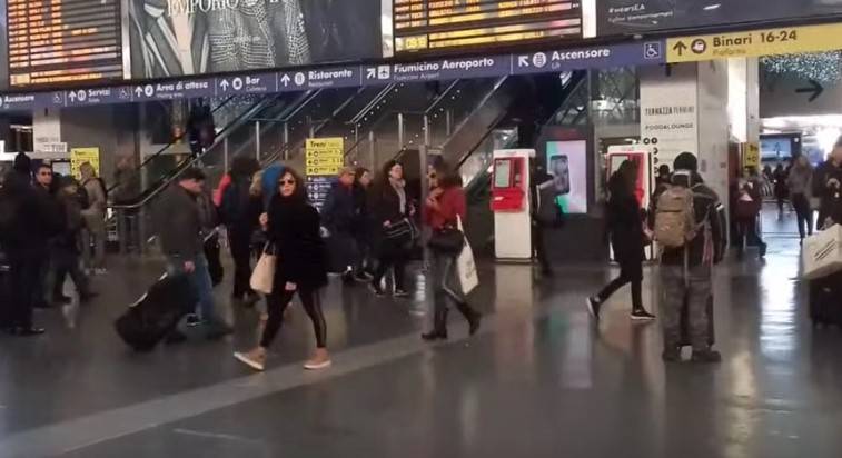 Roma, panico in stazione: canadese minaccia il personale con spranga