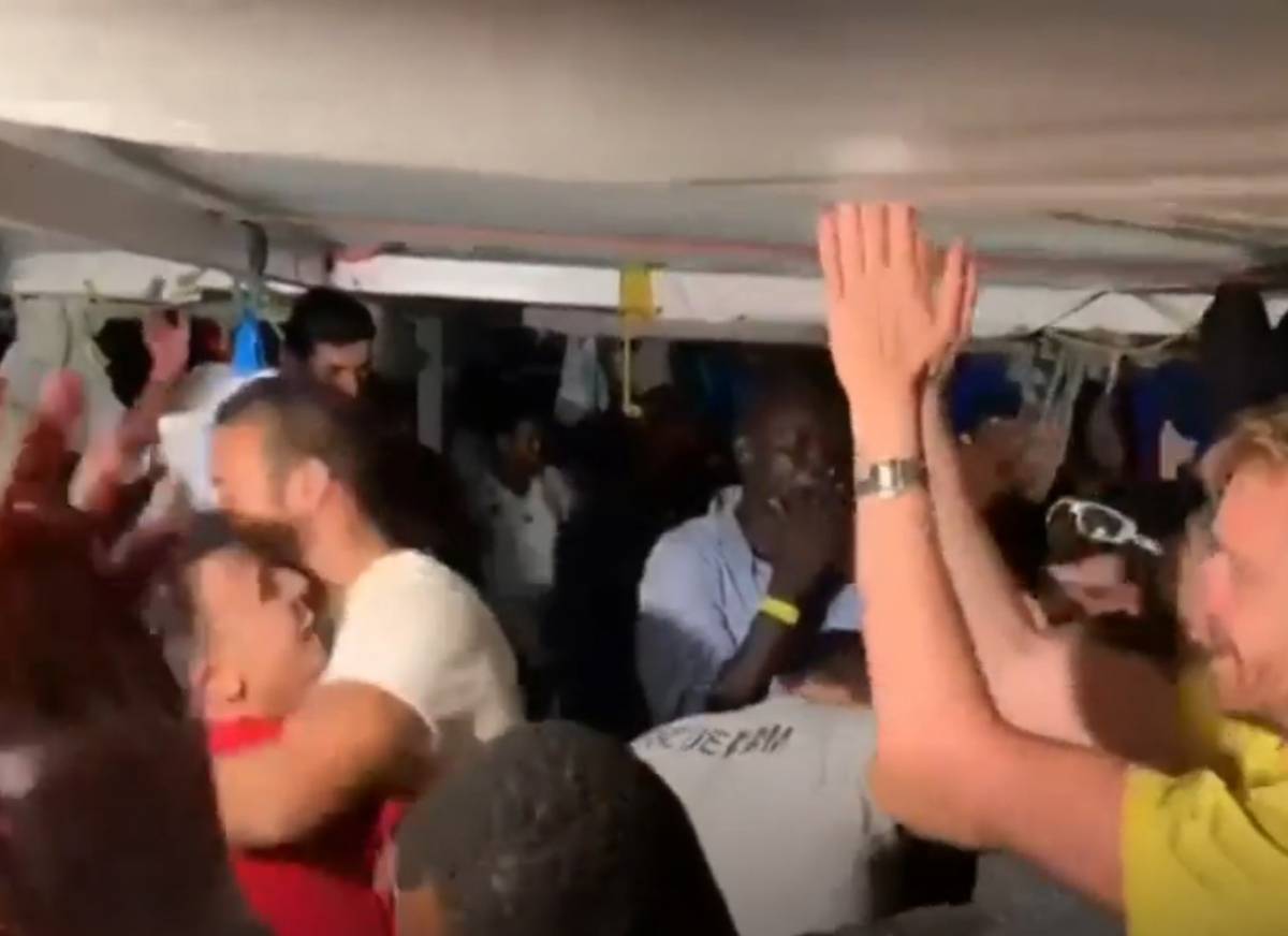 Lampedusa, migranti e volontari festeggiano cantando "Bella ciao"