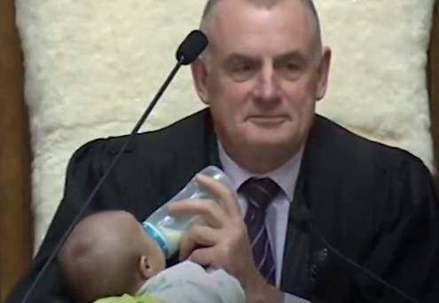 Nuova Zelanda, porta il figlio in Parlamento e presidente della Camera lo allatta