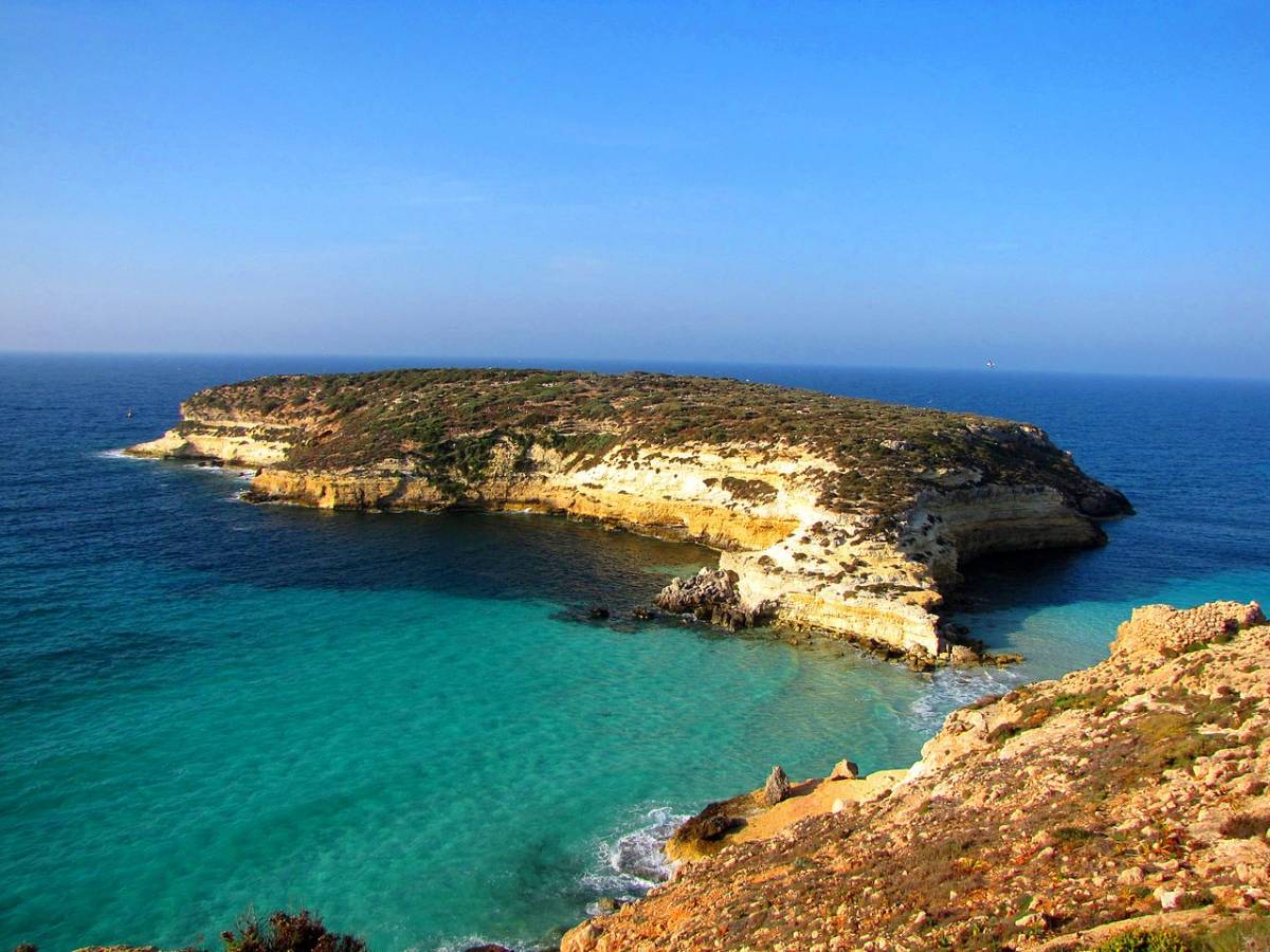 Lampedusa, turista si arrampica e fa franare un costone dell'Isola dei Conigli
