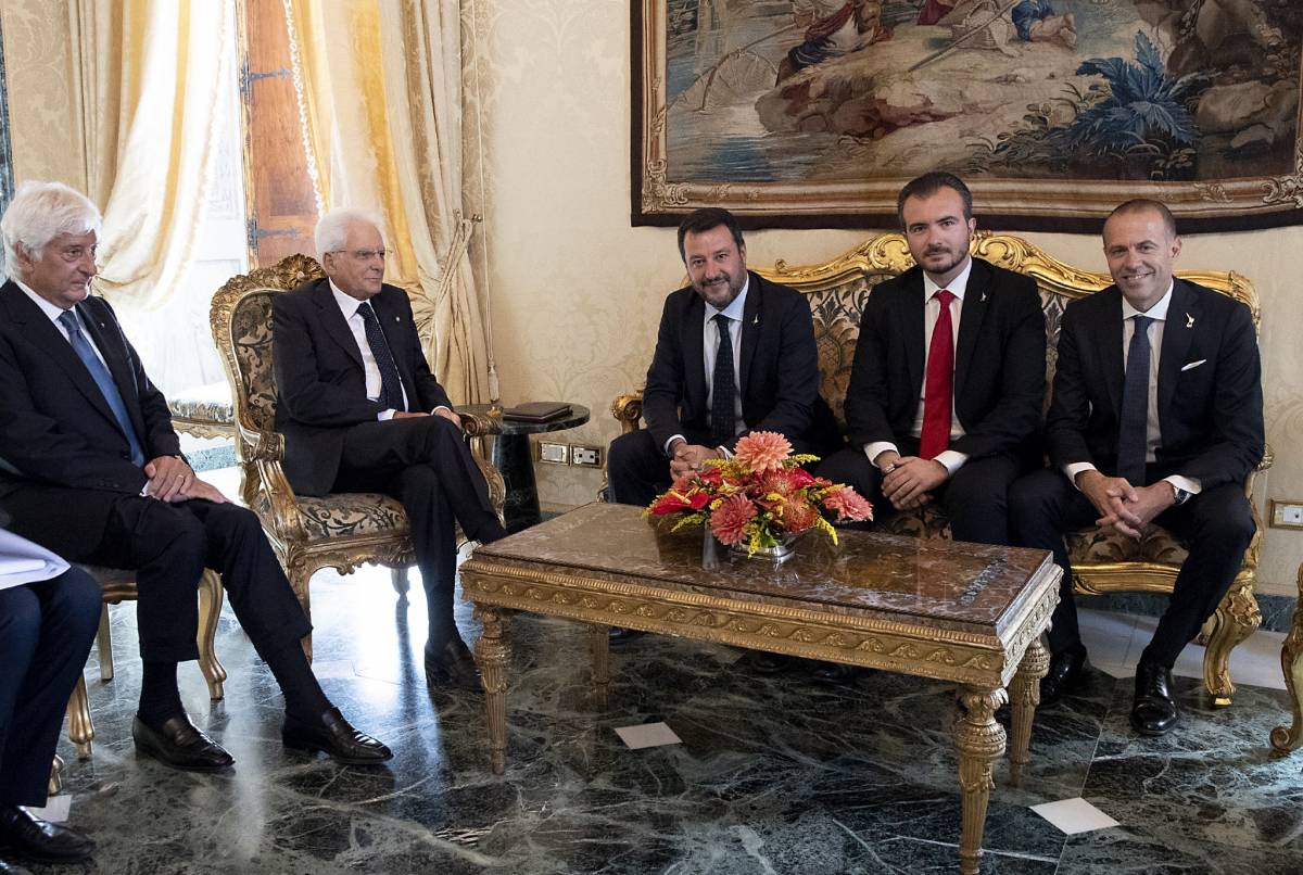 "Via maestra è quella del voto". Ma Salvini tende la mano ai 5S