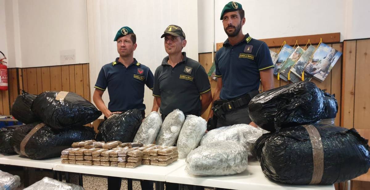 Finanza sequestra 84 kg di droga nascosti tra l'erba del prato sul tir