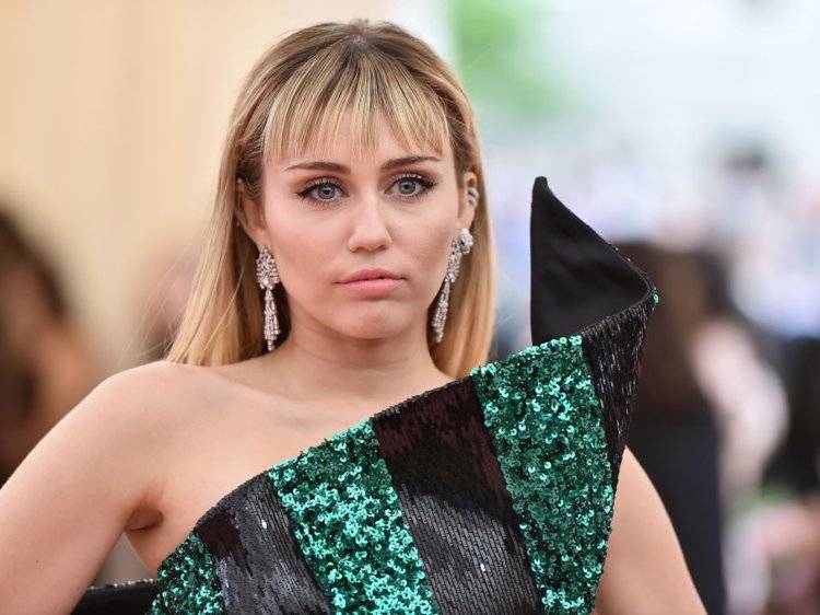 Miley Cyrus replica alle accuse: "Il mio matrimonio non è finito a causa dei tradimenti"
