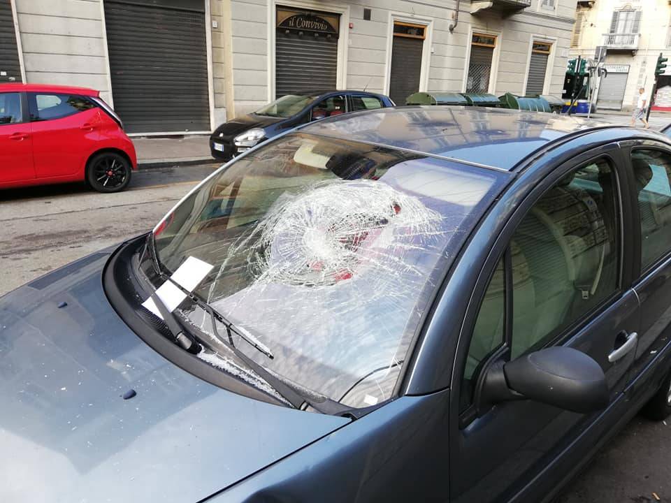 Torino, distrugge tre auto con una marmitta: preso magrebino