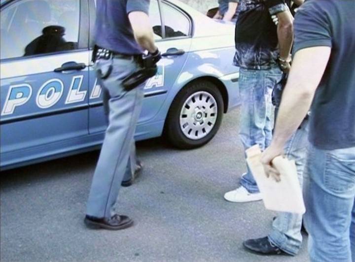 Vicenza, nigeriano con droga reagisce al controllo e pesta agenti