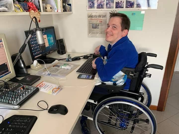 Stefano, il radio-Dj che tutti i giorni online batte la sua disabilità