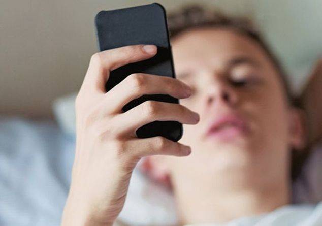 Allarme per gli adolescenti e l’uso prolungato dello smartphone