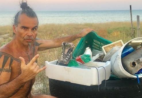 Piero Pelù raccoglie plastica: "No a mode o cazzeggio, famolo"