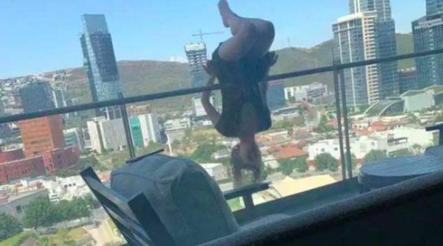 Cade dal balcone mentre fa yoga: 23enne si rompe 110 ossa