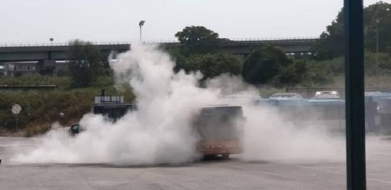 Autobus della Ctp in fiamme nel deposito di Arzano: autista intossicato dal fumo