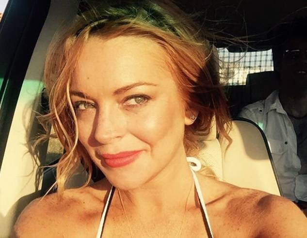 Lindsay Lohan pubblica foto di Papa Francesco col suo disco in mano, il web insorge