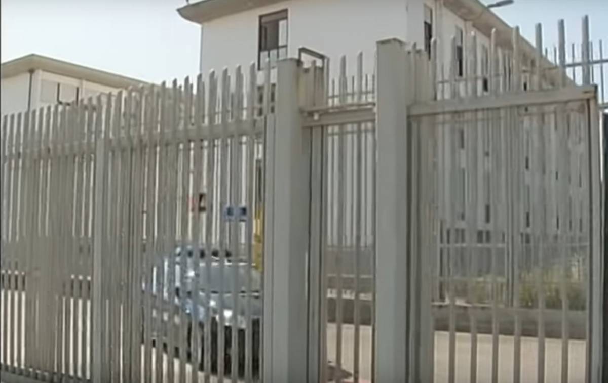 Taranto, detenuto straniero ferisce agente con una lametta 