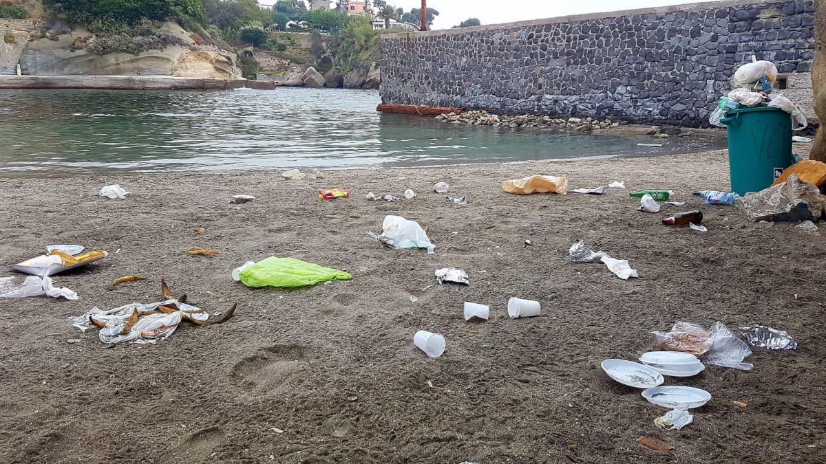 La spiaggia della Gaiola a Napoli trasformata in una discarica