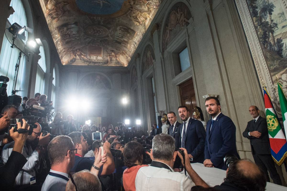 Salvini in pressing su Mattarella: "Fermi questo squallido mercato delle poltrone"