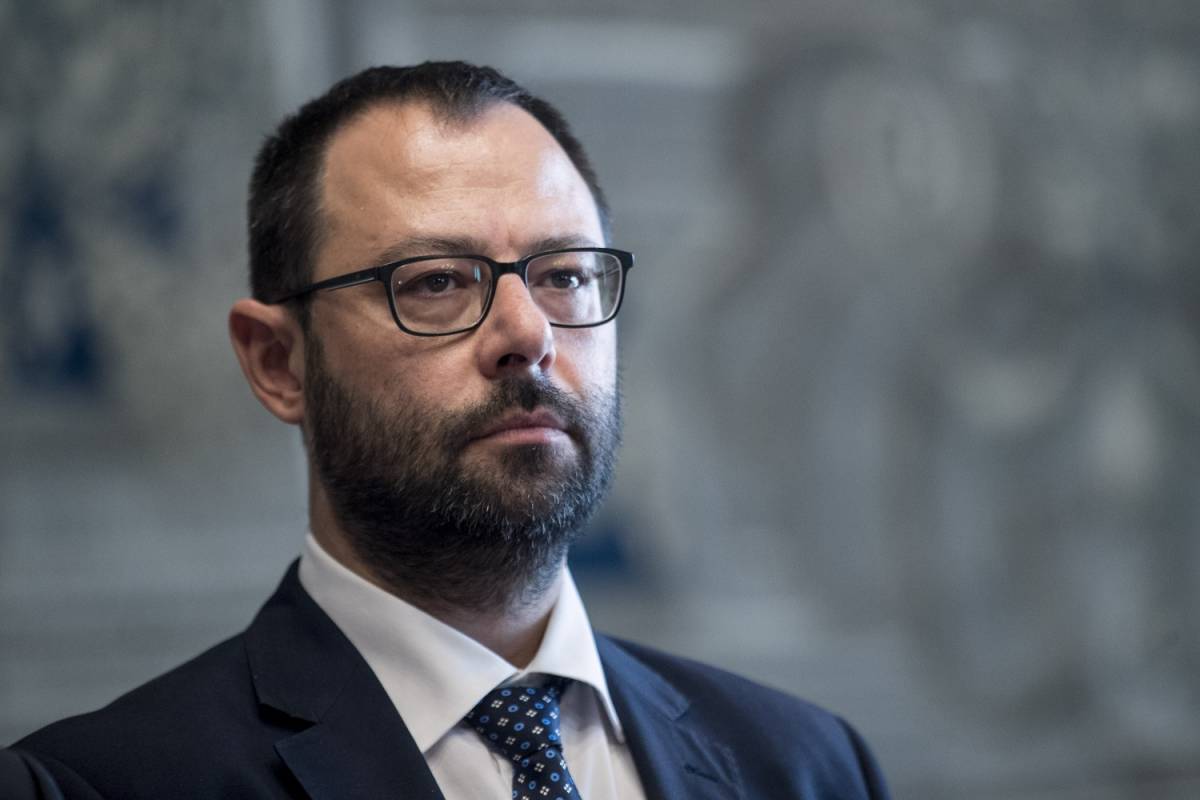 Patuanelli: "Ora statalizziamo Alitalia. Basta coi prestiti ponte a fondo perso"