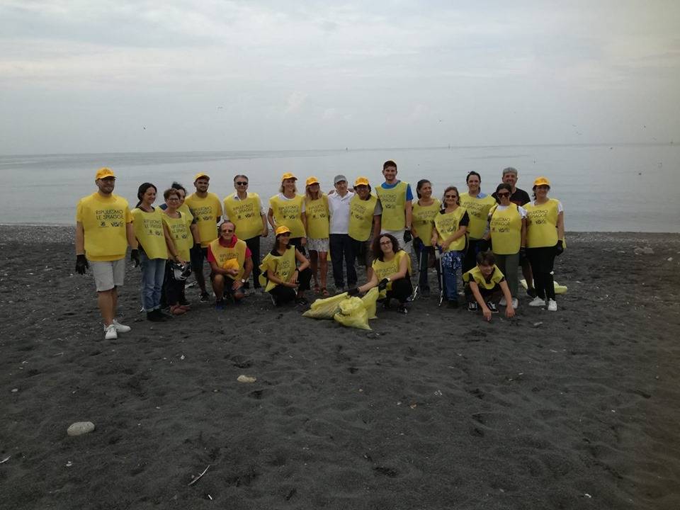 Spiaggia sporca a San Giovanni: la ripuliscono i volontari