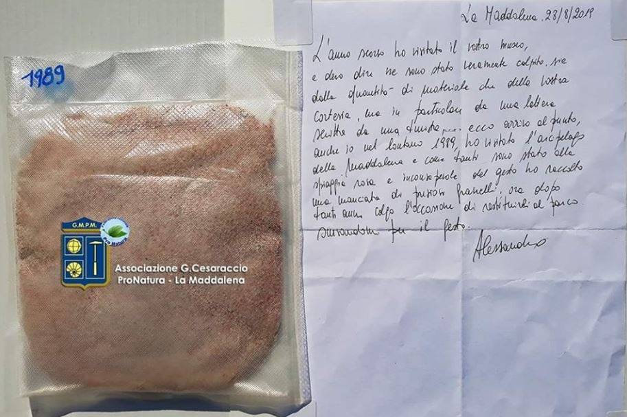 Dopo 30 anni restituisce la sabbia rubata in Sardegna: "Scusatemi"
