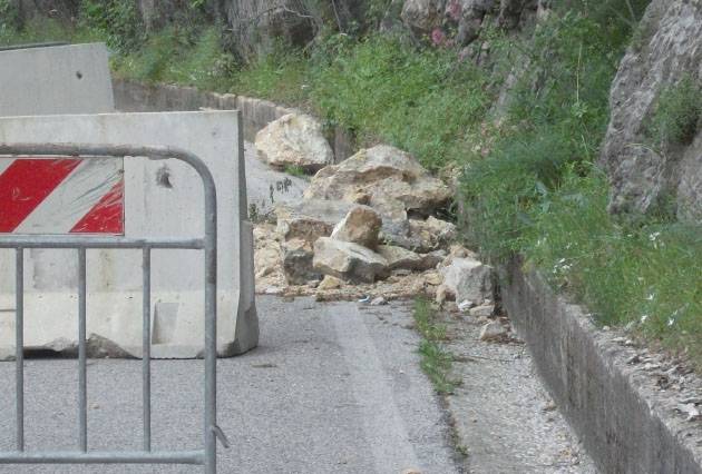 Cadono massi, chiusa la strada Amalfitana