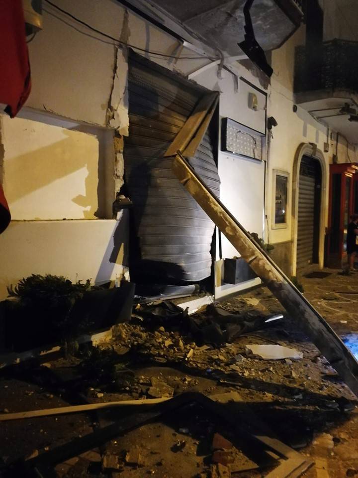 Bomba contro negozio nel Napoletano: tre feriti e tre soggetti fermati