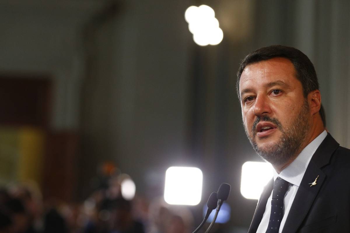 Insulti a Carola Rackete, ora Salvini è indagato