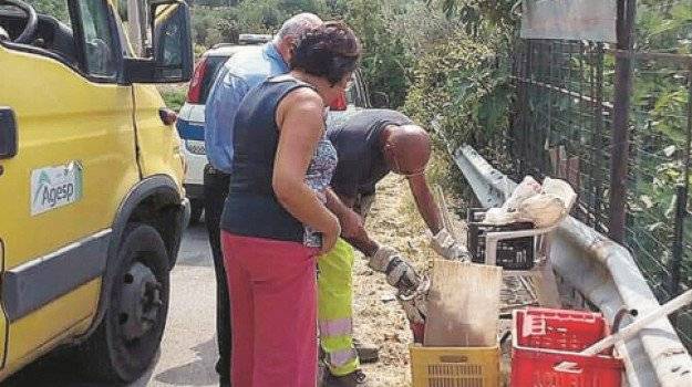 Il primo cittadino di Montelepre intento a controllare i rifiuti abbandonati dai cittadini