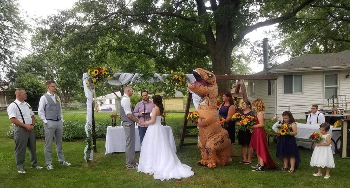Damigella si presenta alle nozze vestita da dinosauro