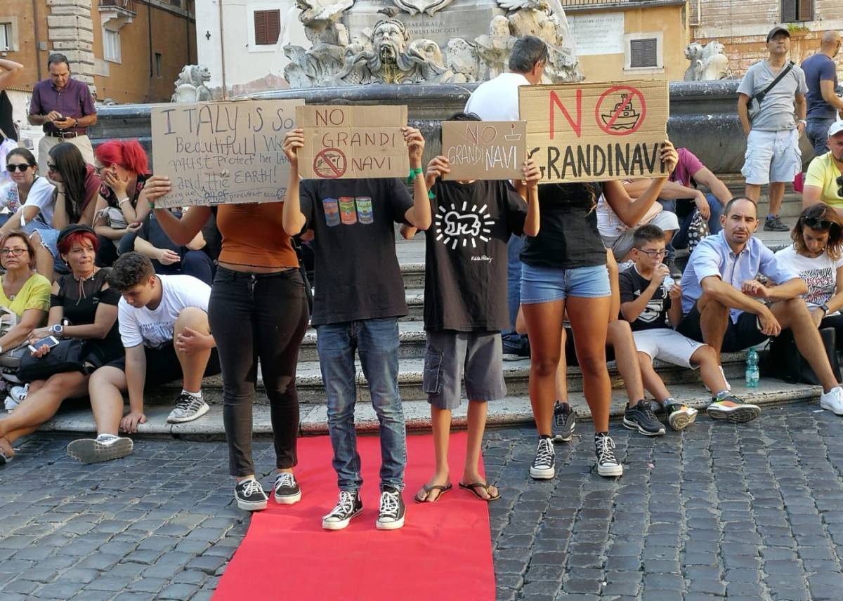 Mostra del Cinema di Venezia, attivisti invadono il red carpet