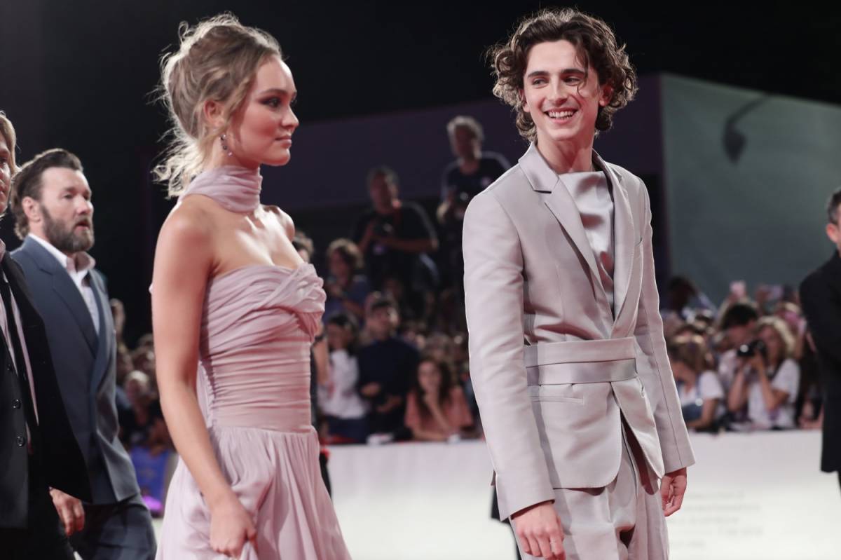 Arriva il bacio tra Timothee Chalamet Lilly Rose Depp. Ora sono ufficialmente una coppia