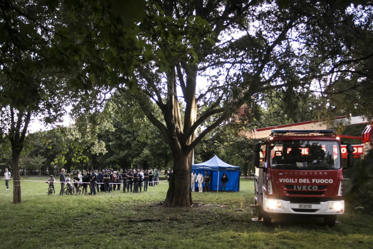 Milano, orrore nel parco: uomo morto impiccato ad un albero