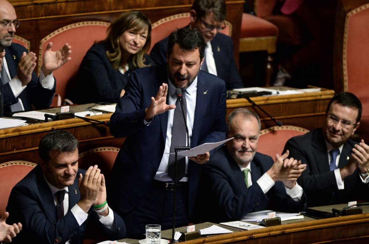 "Vecchia mummia", "Arrogante". Bordate in Aula tra Salvini e Conte