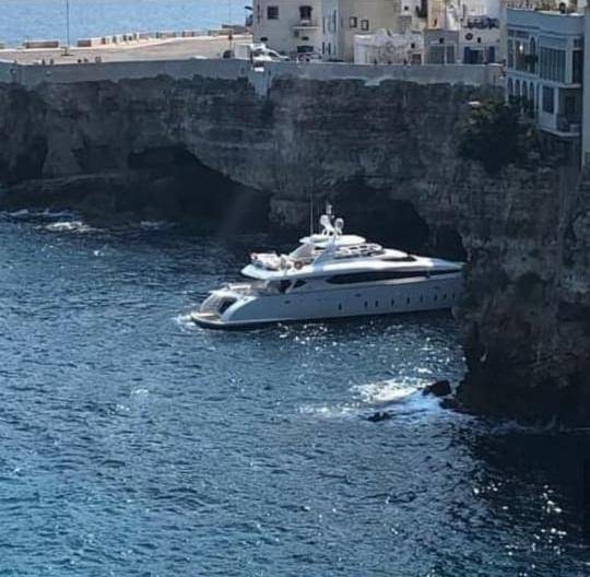 Lo yacht in una grotta: è polemica a Polignano