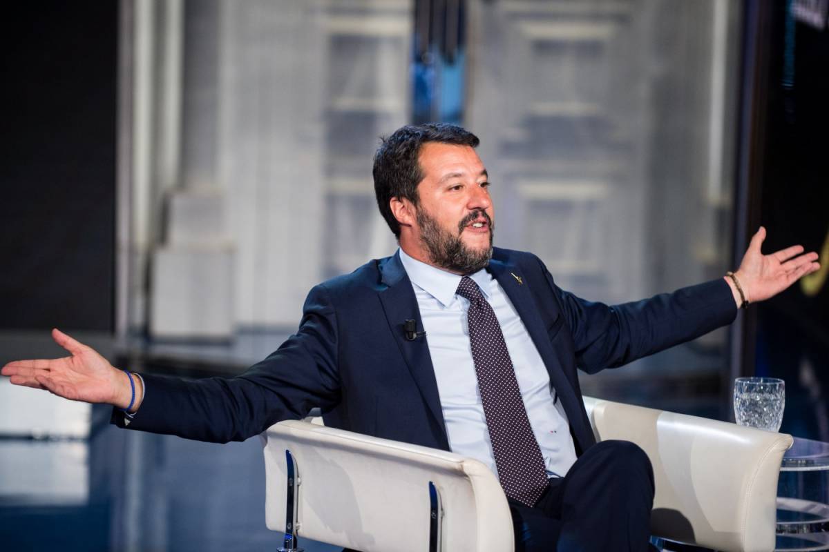 Salvini: "Lo sbarco della ong in Italia è la resa di Conte all'Europa"