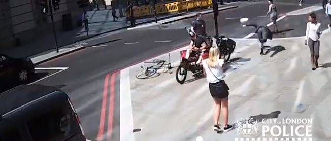 Londra, ciclista passa col rosso e prende a testate il passante che l'ha rimproverato