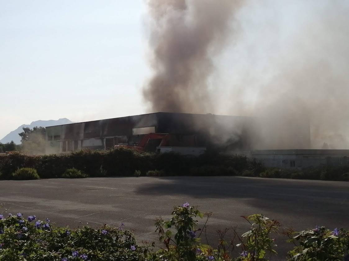 Incendio all'impianto di recupero pneumatici: paura nel Salernitano