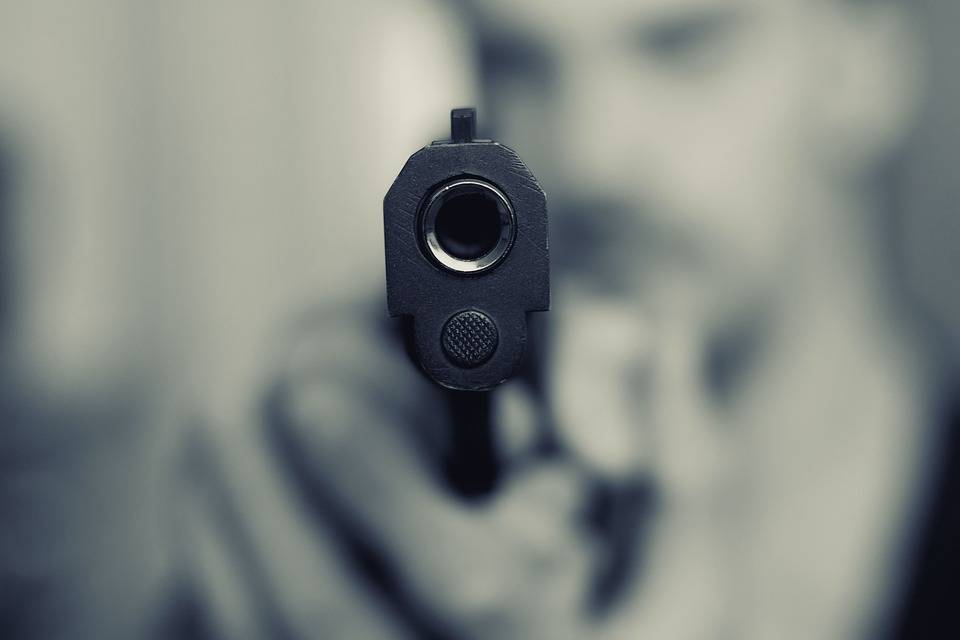 Peschiera Borromeo, rapina e sparatoria al centro commerciale