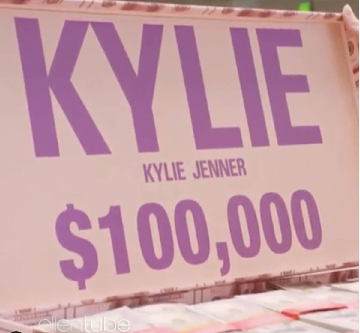 Kylie Jenner regala 200 mila dollari ad una studentessa in difficoltà