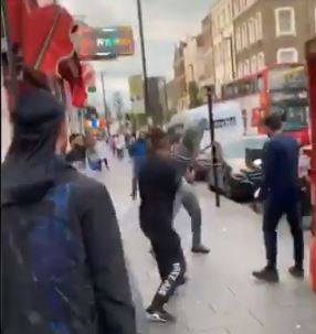 Terrore a Londra, bande rivali si affrontano con coltelli, mazze e machete