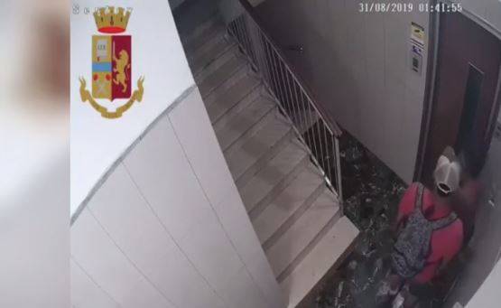 Milano, donna rapinata tra le scale del suo palazzo: fermato boliviano