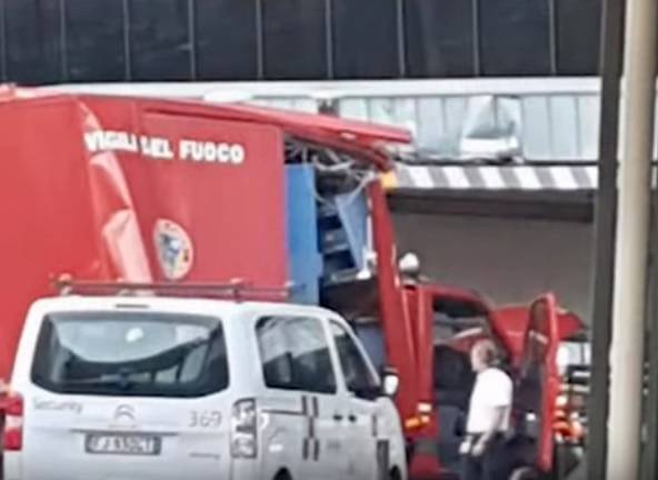 Incidente a Malpensa: furgone pompieri sbatte contro sottopassaggio