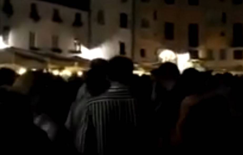 Rissa tra stranieri e italiani, parte un colpo di pistola: terrore in piazza