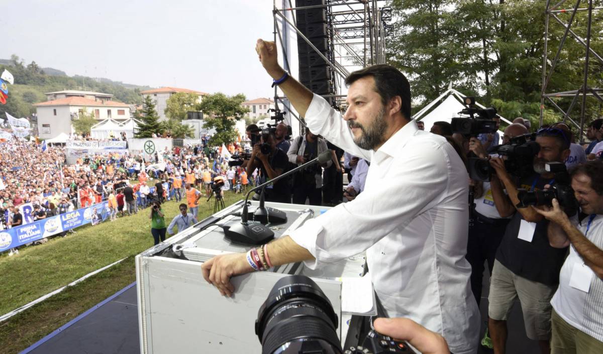 Salvini, nuova polemica: la bimba a Pontida non c'entra con Bibbiano