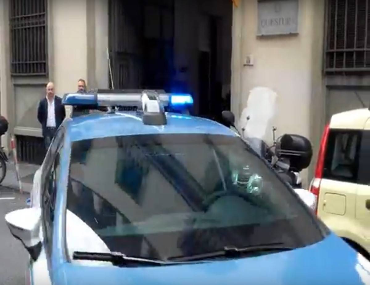 Firenze, romeno mezzo nudo prende a calci auto agenti: denunciato